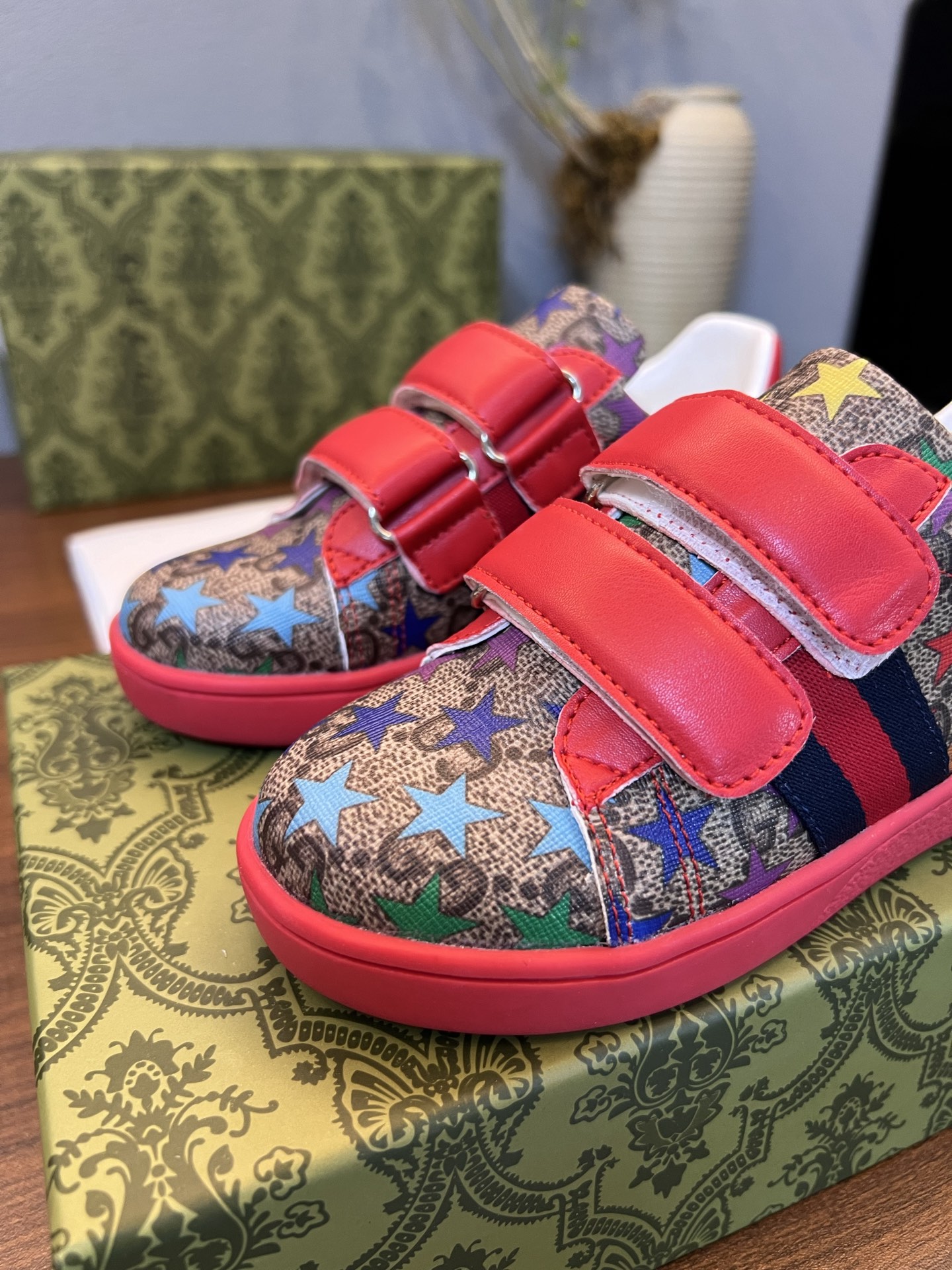 Children's shoes child